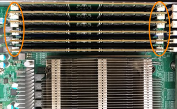 La muestra los clips de retención para los DIMM en el nodo H410C.
