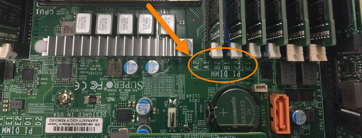 La montre une vue rapprochée des numéros des emplacements DIMM sur la carte mère du nœud H410C.