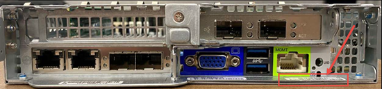 は、 IPMI ポートの下にステッカーが貼られたノードの背面を示しています。