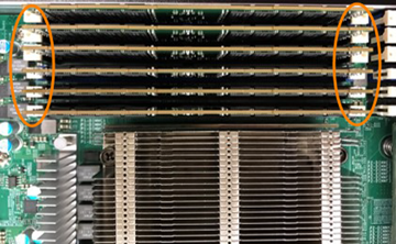 に、 H410C ノードの DIMM の固定クリップを示します。