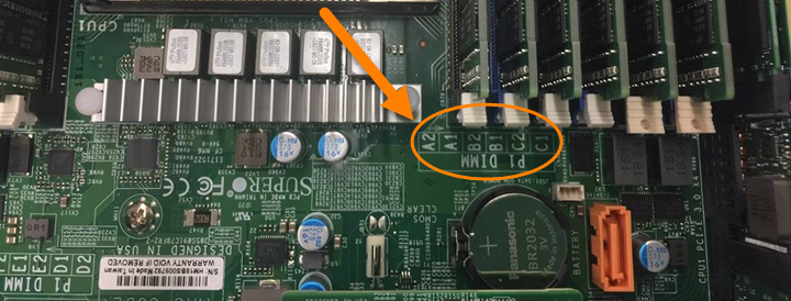 显示了 H410C 节点主板上 DIMM 插槽编号的特写视图。