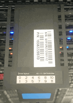 显示了 H610S 机箱正面的服务标签。